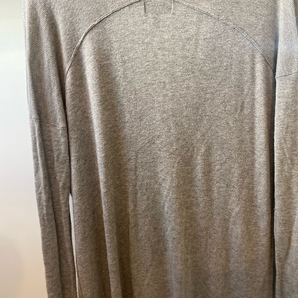 Oversized grey knit. A deep “V” in the front. - Picture 3 of 3